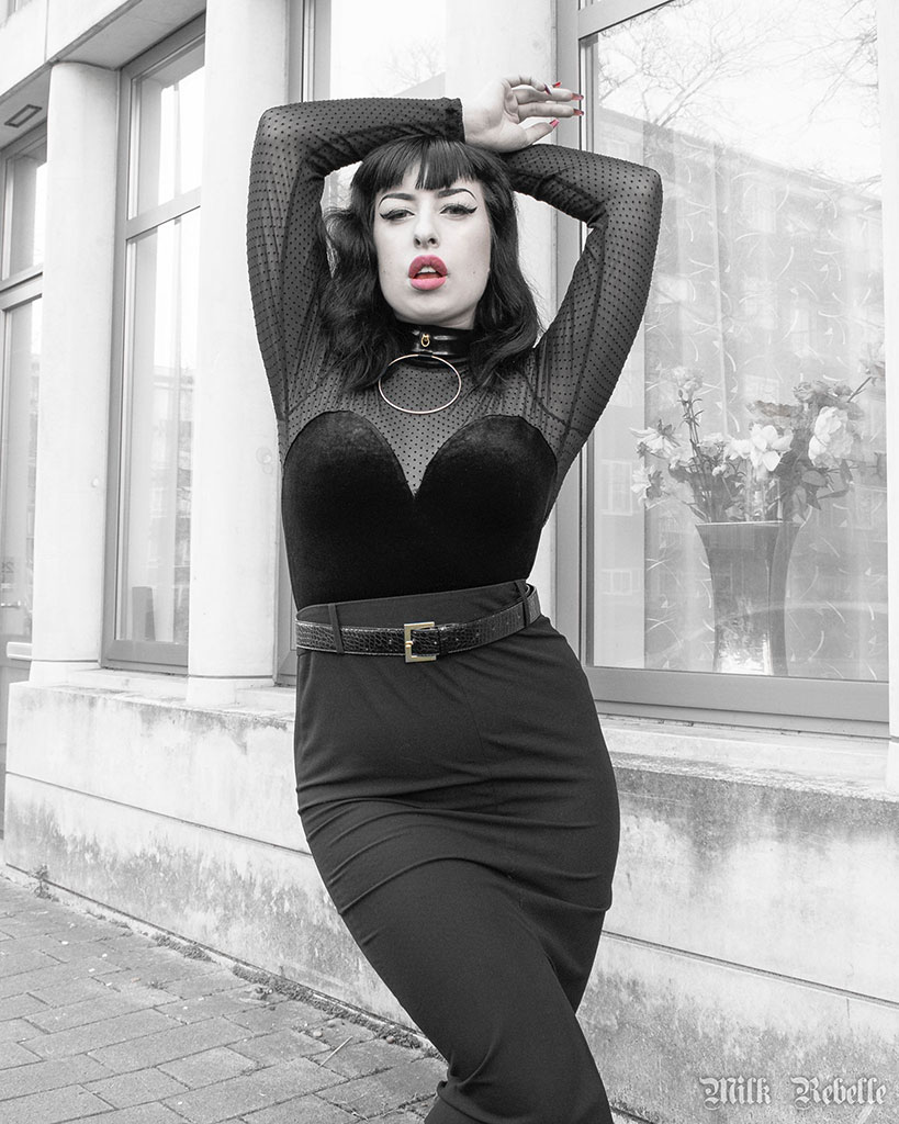 Classic Pinup Latex Choker Style
