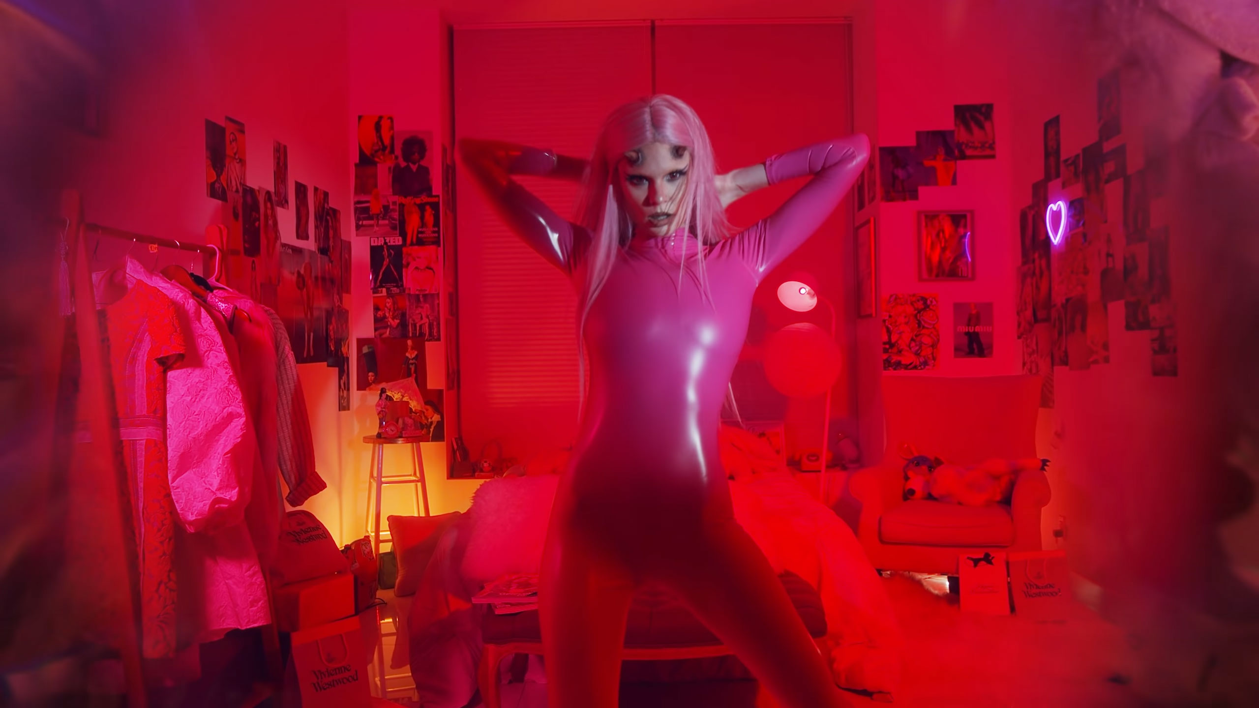 Majorlilkween Dons Latex Catsuit for 'ten 22' Video - Latex247