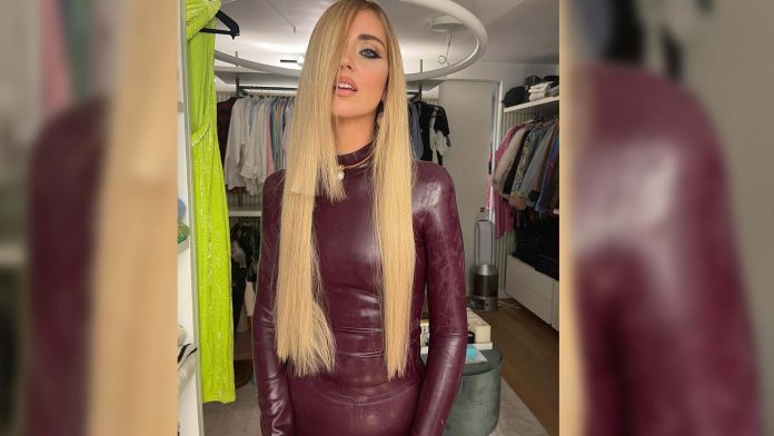 chiara-ferragni-versace-latex-fashion-clothing-milan-fashion-week-header Chiara Ferragni wears Versace latex clothing fashion